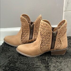 Circle G Women's Camel Cutout Shortie Bootie SIZE 8